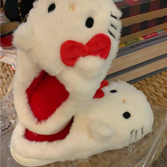 Hello Kitty Fuzzy Slippers - Picture 8 of 11